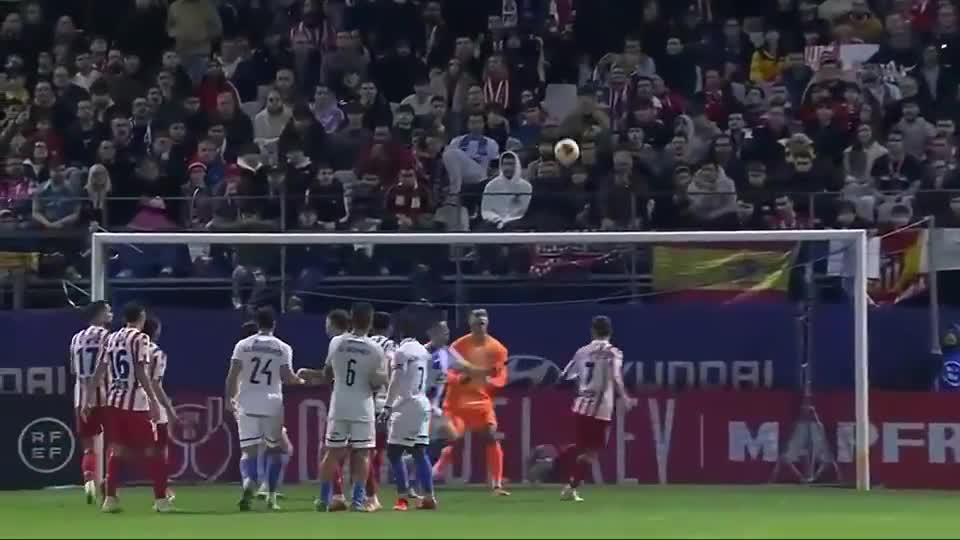 足坛一夜动态：AC米兰大逆转登顶意甲第1，B费创纪录曼联复仇狼队